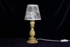 Стильная настольная лампа из дерева.